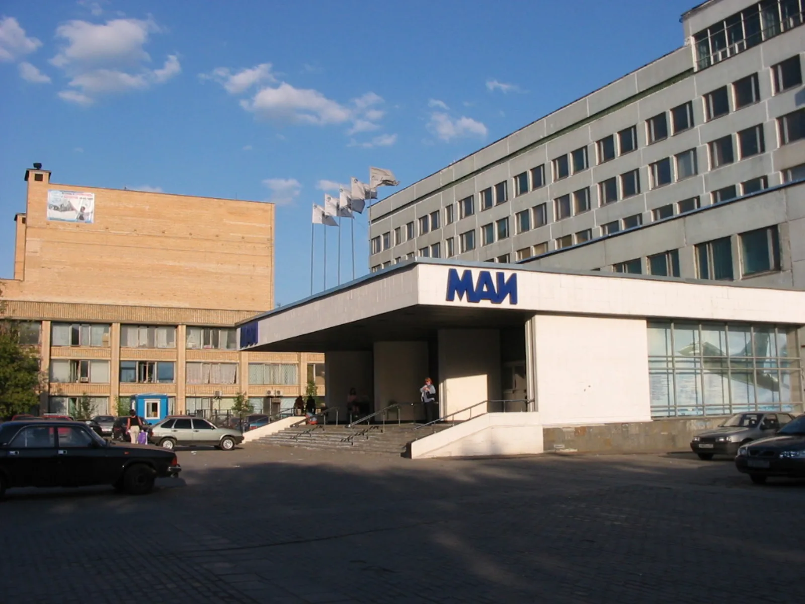 Главный корпус Московского авиационного института при солнечной погоде