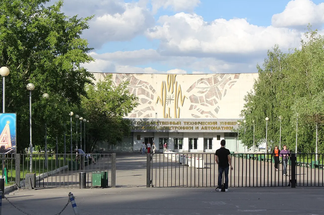 Главный учебный корпус РТУ МИРЭА на проспекте Вернадского в солнечный день с голубым небом