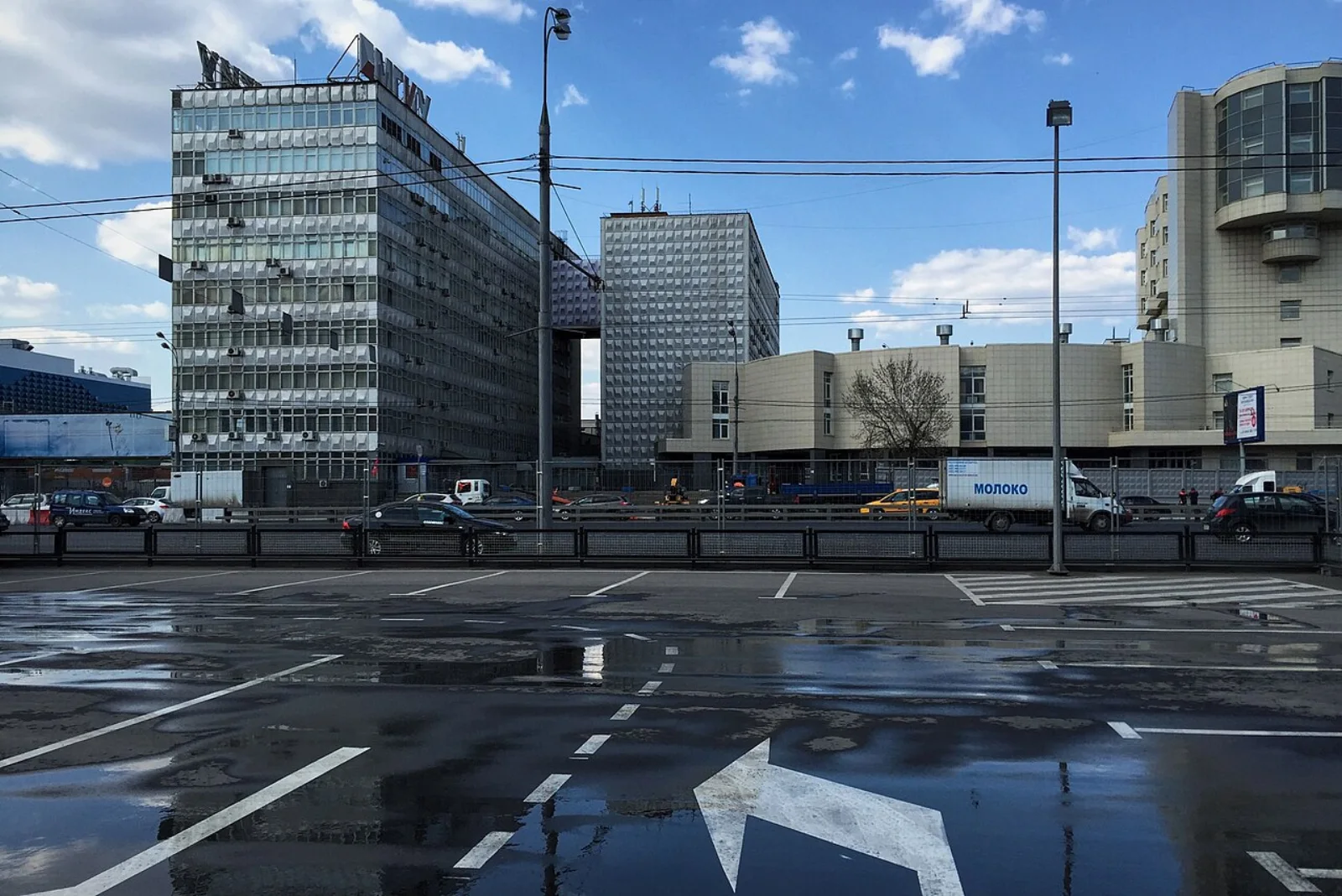 Учебный комплекс Московского Политеха на Автозаводской улице под голубым небом