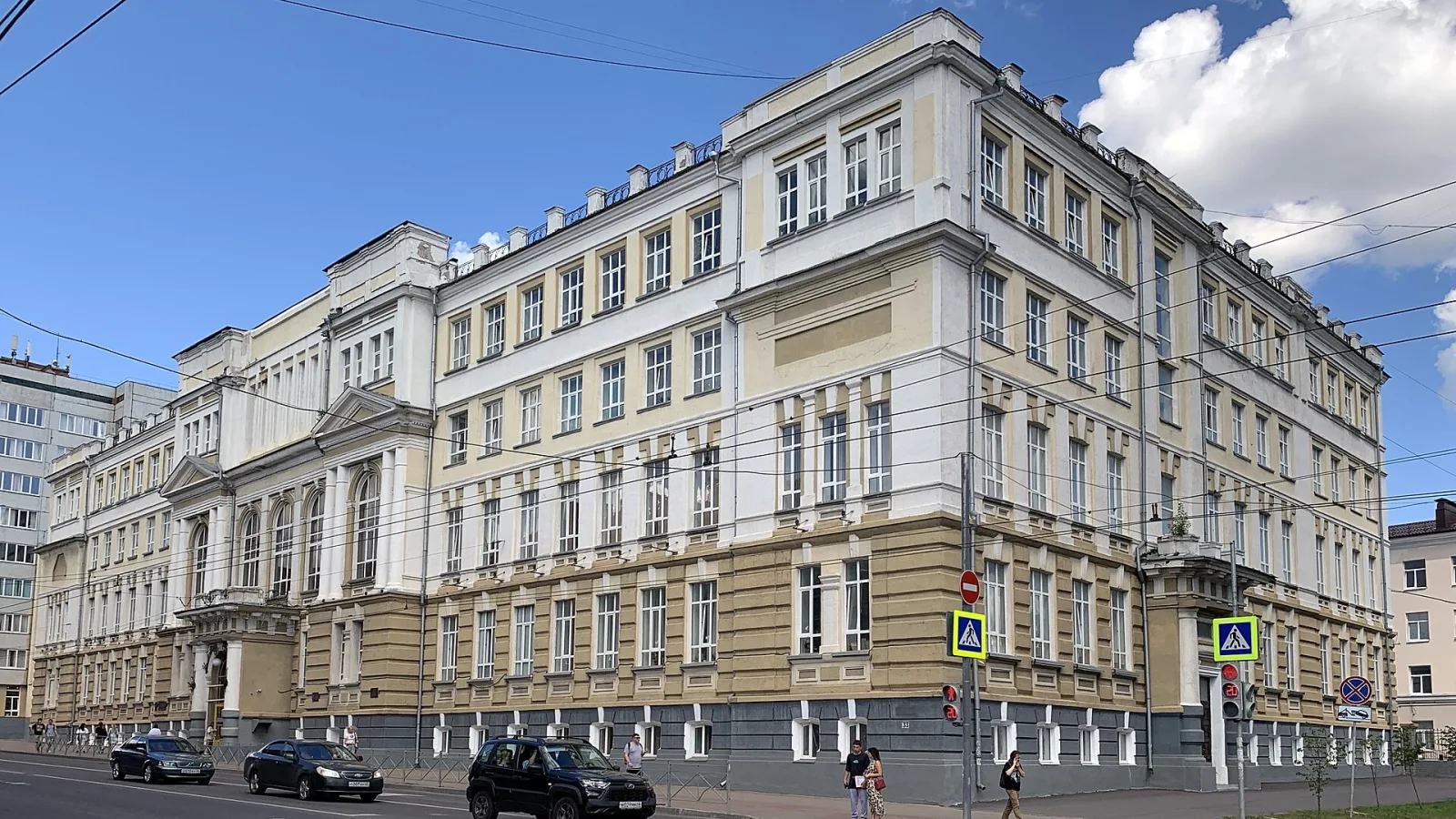Исторический главный корпус Курского государственного университета в солнечный день под голубым небом