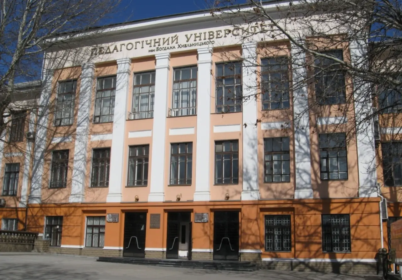 Фасад учебного корпуса Мелитопольского государственного университета в солнечный день с голубым небом
