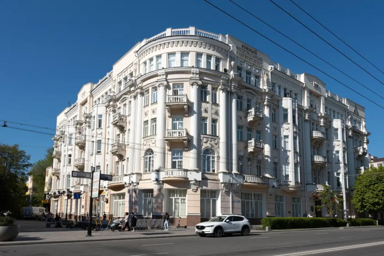 Главный корпус Южного федерального университета в солнечный день на фоне голубого неба