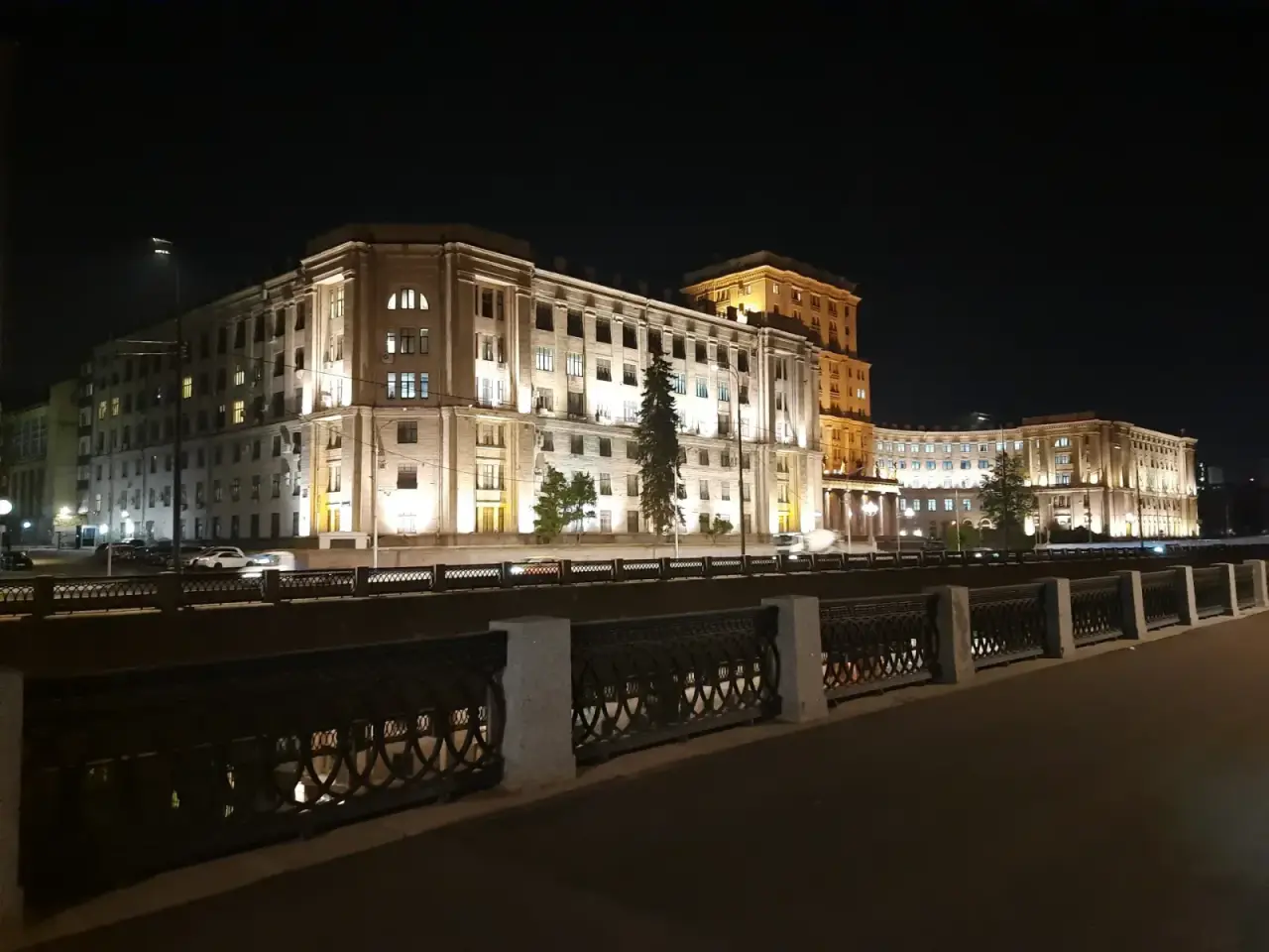 Подсвеченный главный корпус МГТУ имени Н. Э. Баумана вечером