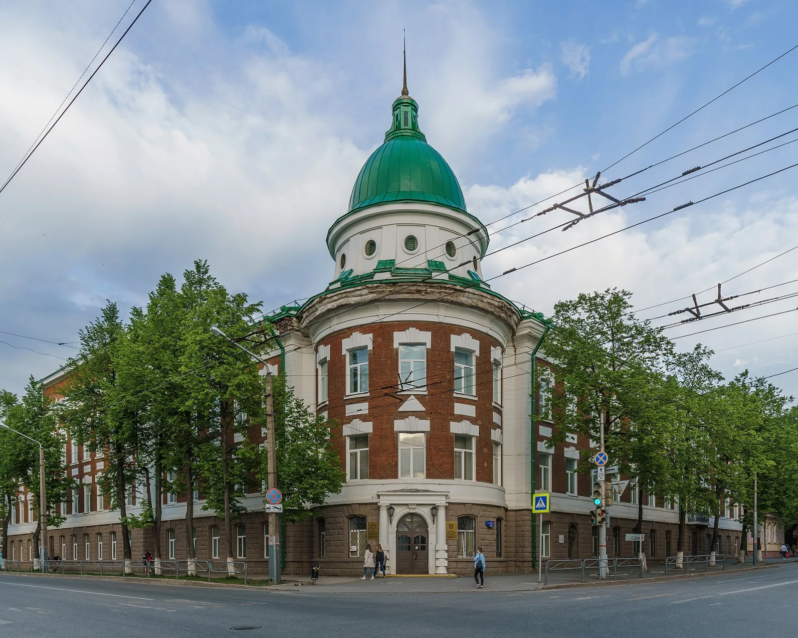 Главный корпус ПГГПУ на Сибирской улице под голубым небом