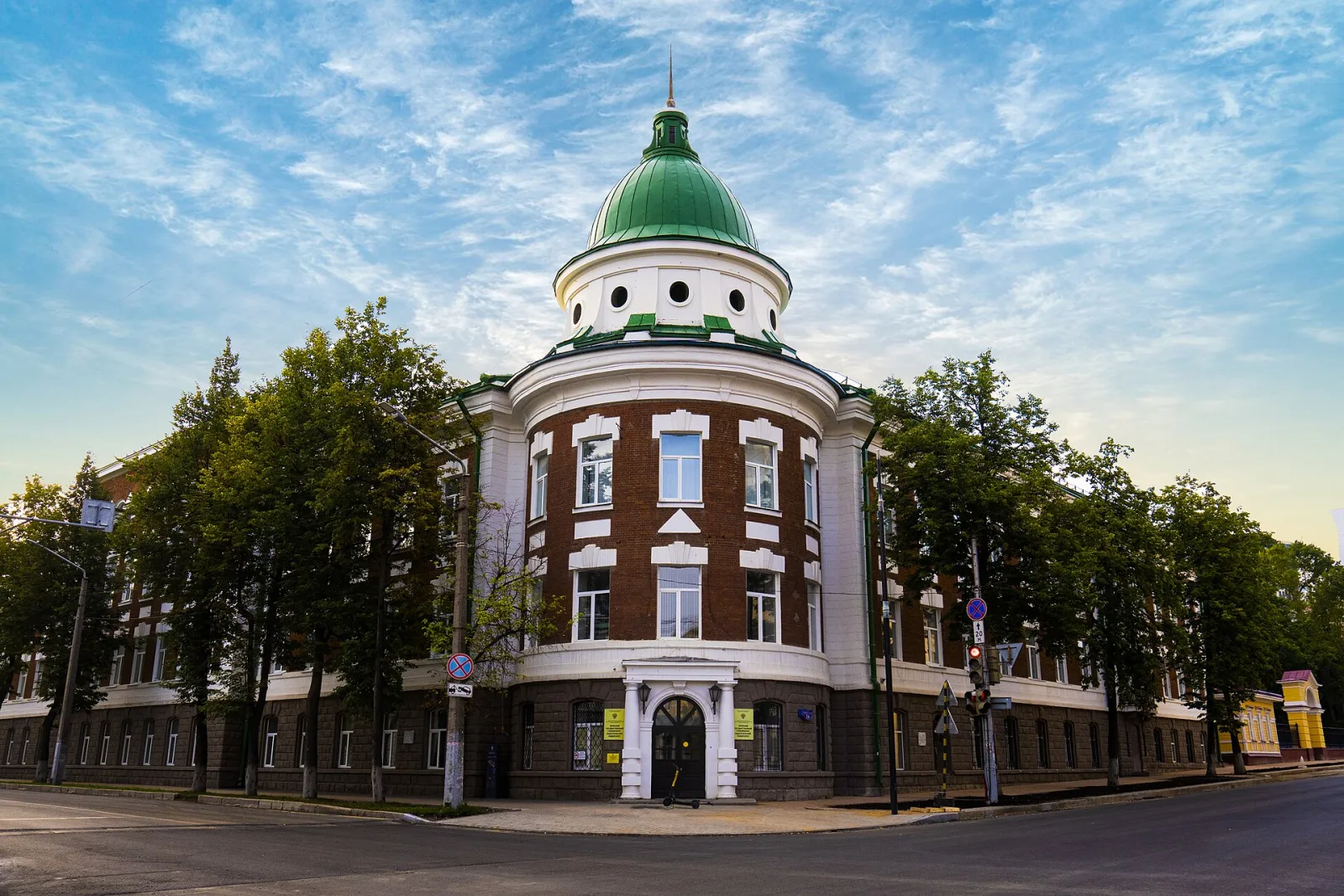 Исторический фасад главного корпуса ПГГПУ