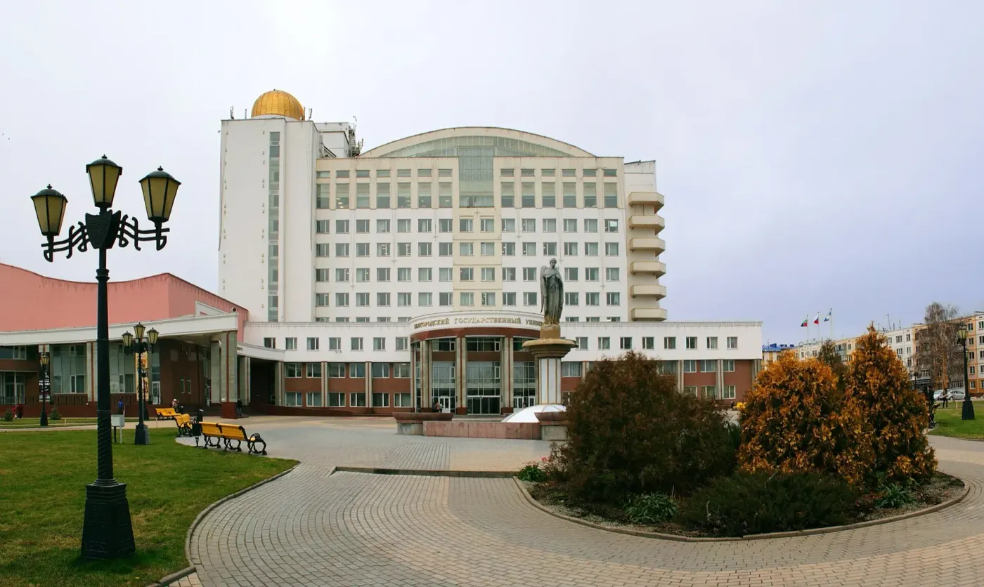 Главный комплекс НИУ «БелГУ» и университетская площадь
