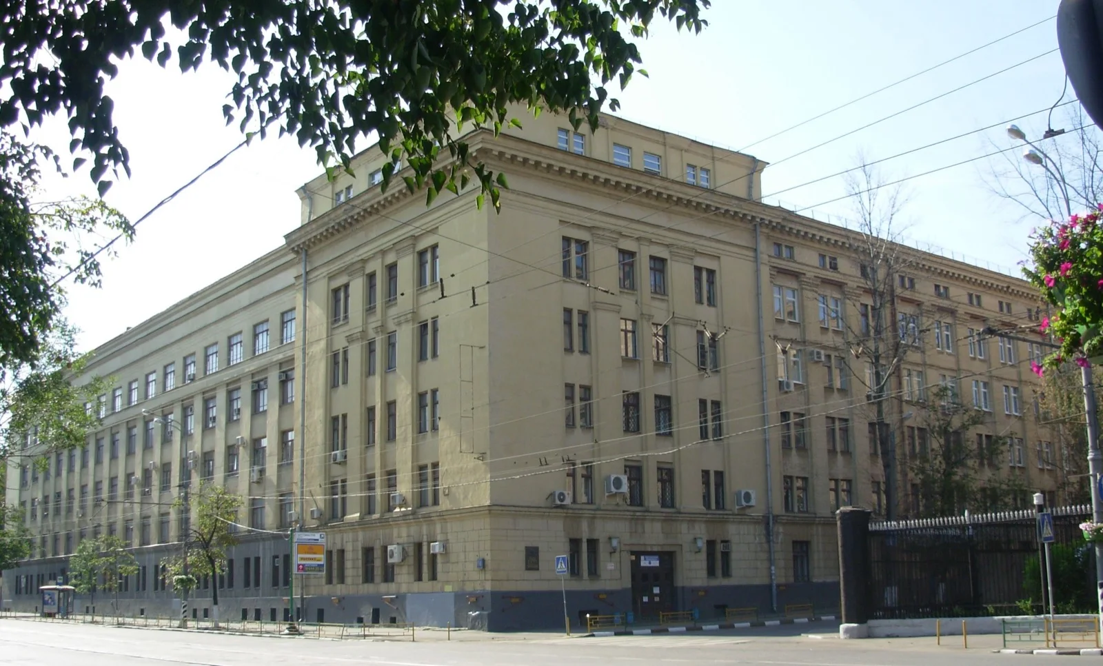 Учебный корпус Московского энергетического института и зелёная территория кампуса