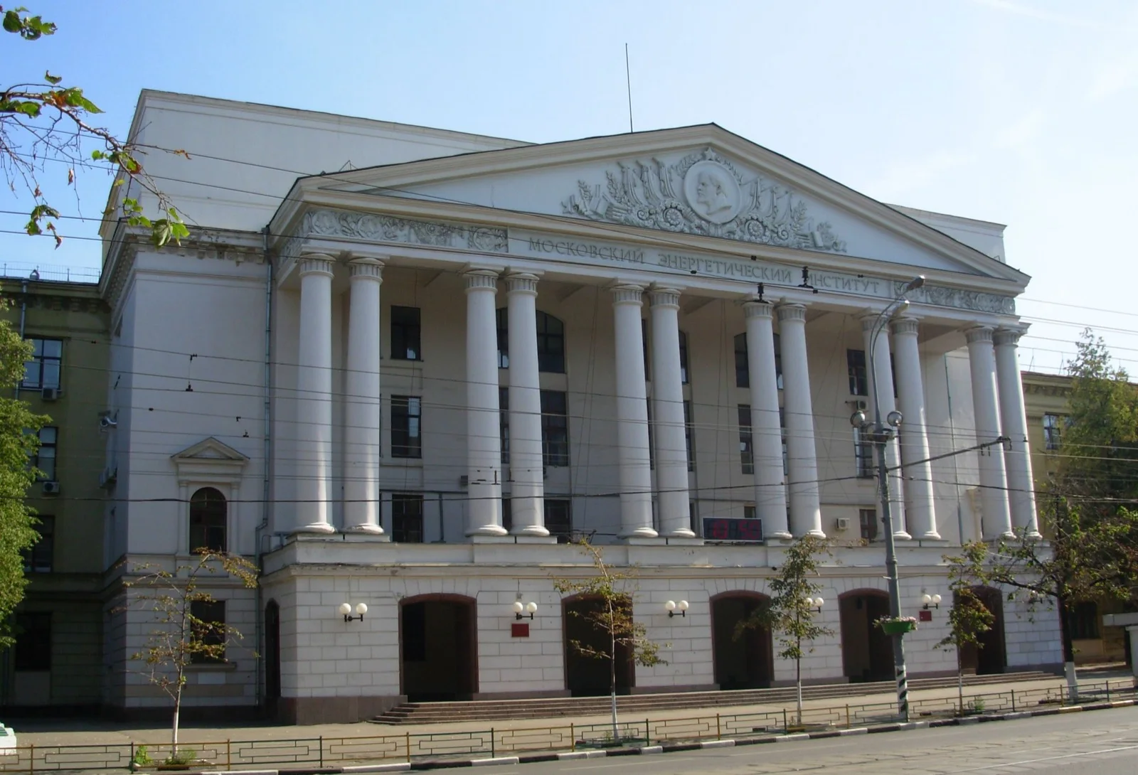 Главный учебный корпус НИУ МЭИ в солнечный день под голубым небом