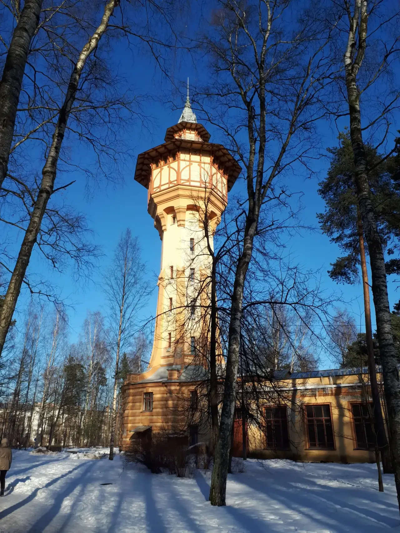 Историческая башня кампуса СПбПУ в солнечный день на фоне голубого неба