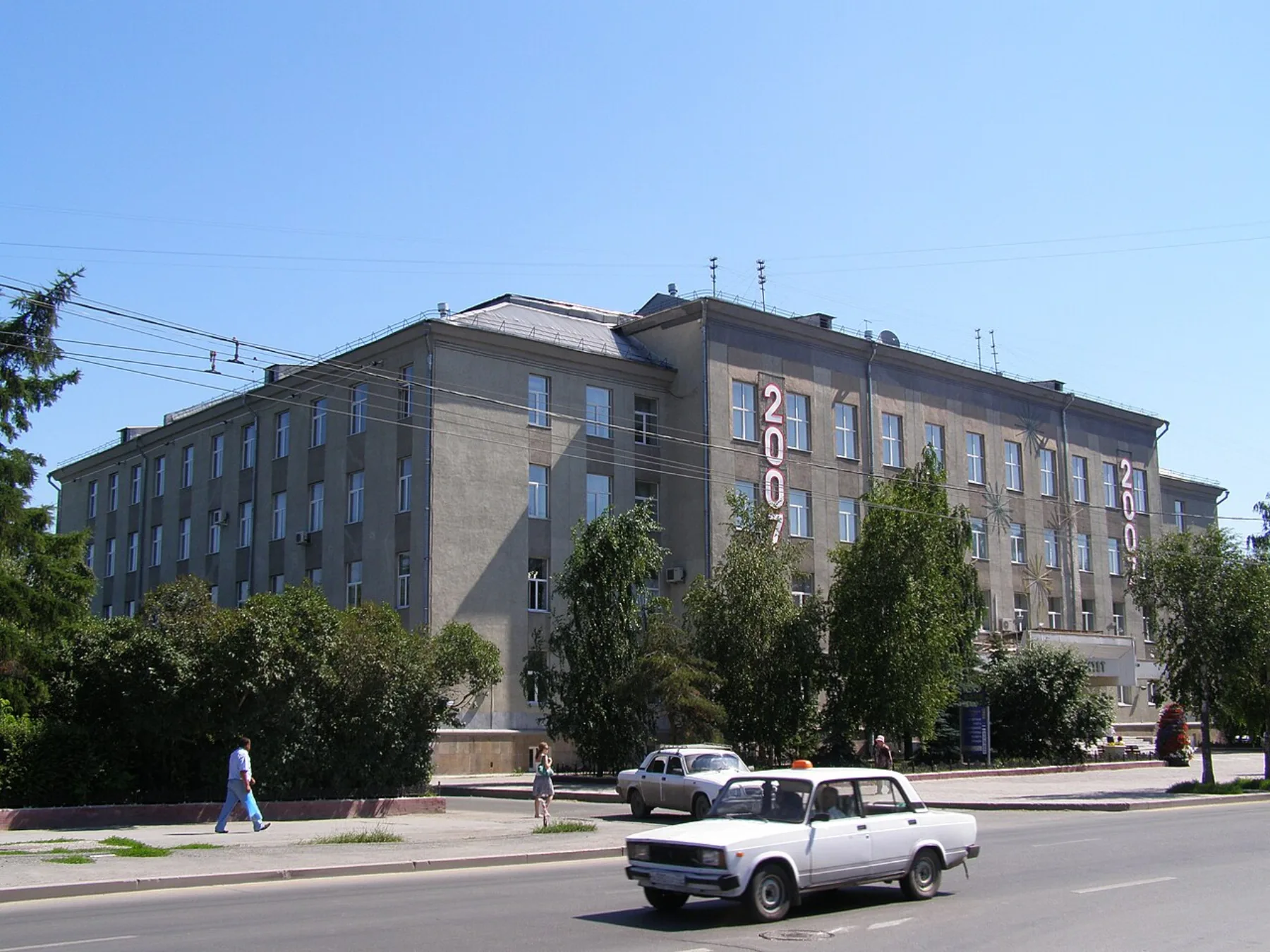 Главный учебный корпус Тюменского государственного университета и городская улица