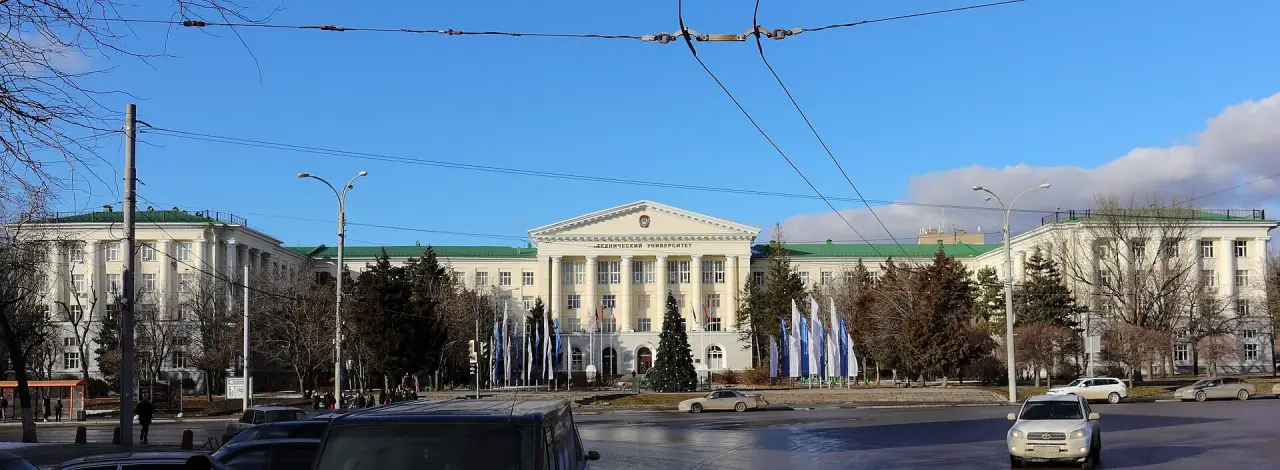 Главный корпус ДГТУ на площади Гагарина в солнечный день под голубым небом