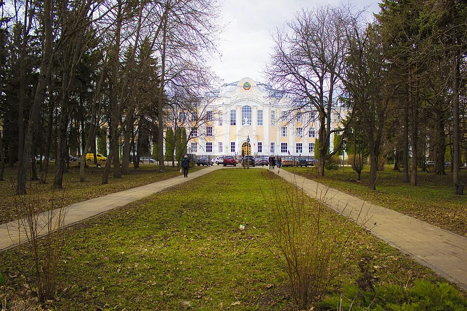 Главный корпус Воронежского государственного аграрного университета и аллея перед зданием