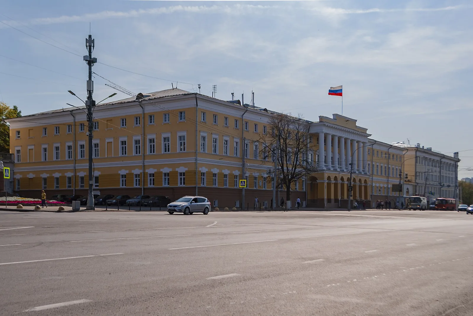Исторический учебный корпус Мининского университета в солнечный день
