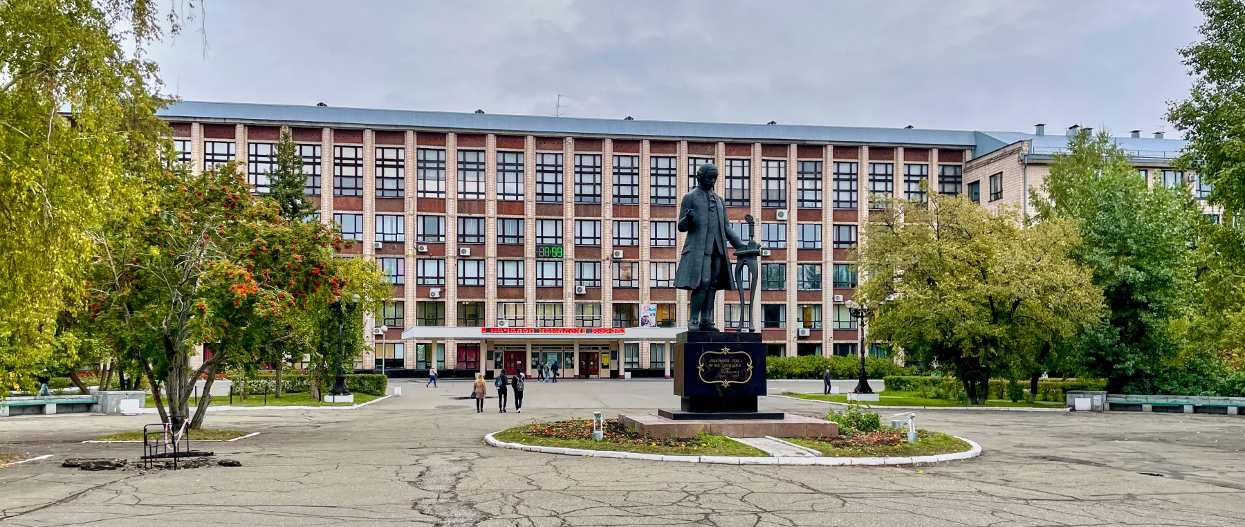 Главный корпус АлтГТУ и памятник Ивану Ползунову
