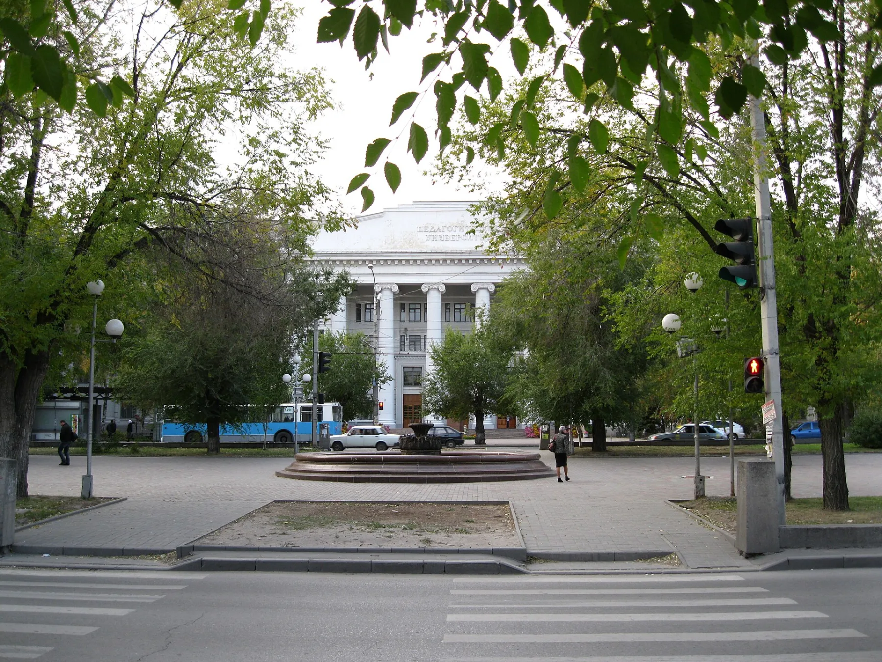 Учебный корпус ВГСПУ среди деревьев