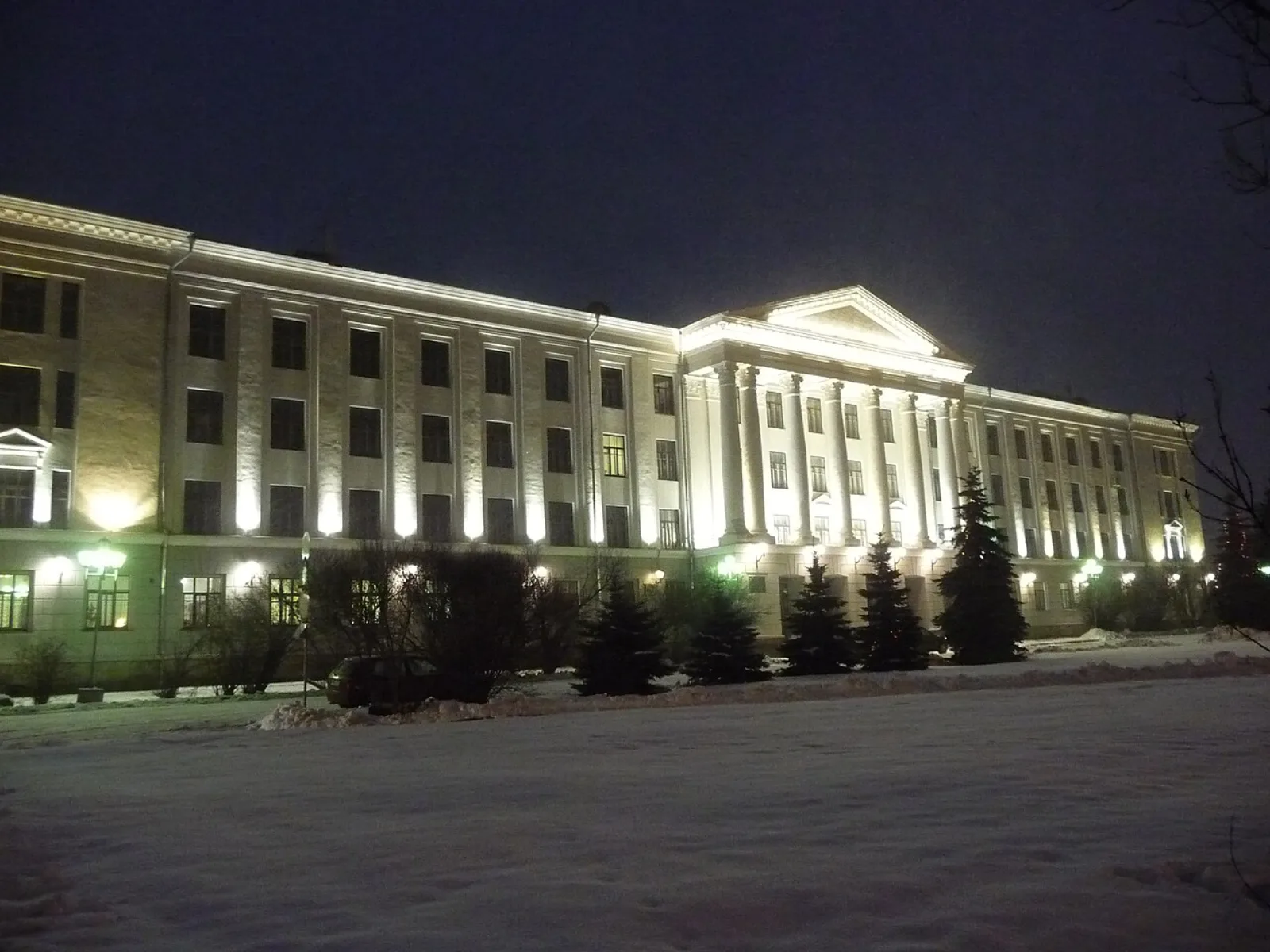 Освещённый учебный корпус Псковского государственного университета зимним вечером