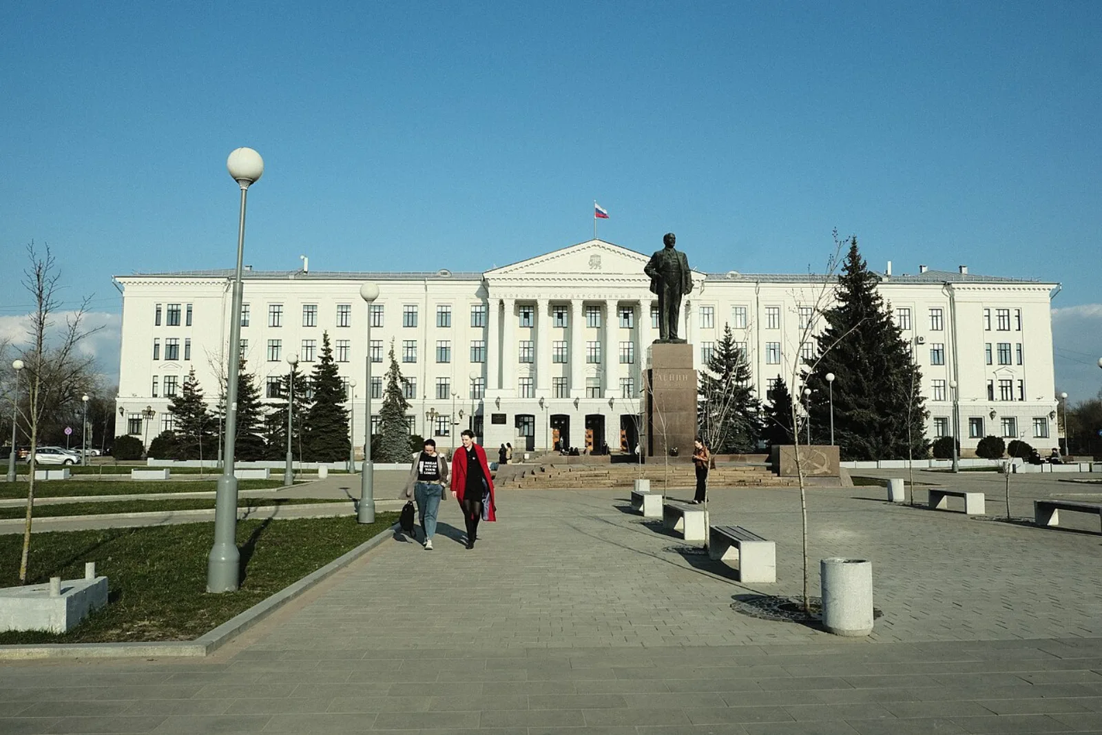 Главный корпус Псковского государственного университета в солнечный день под ясным голубым небом