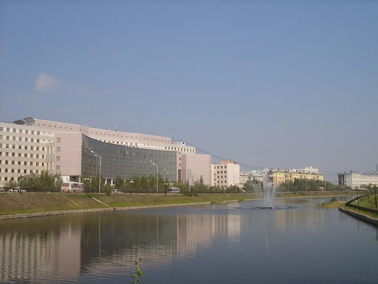 Корпус СВФУ и территория кампуса у озера Тёплого