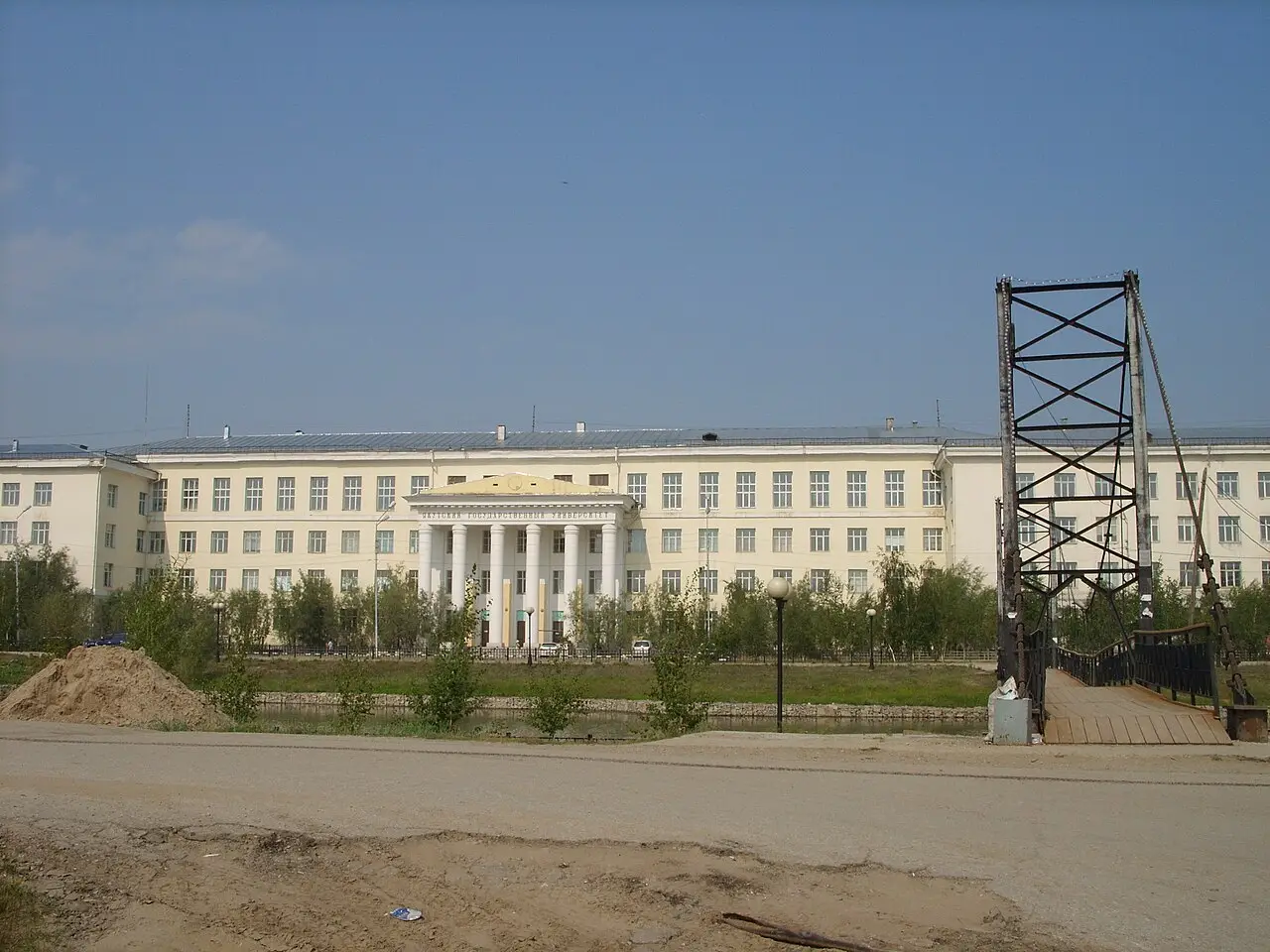 Главный корпус Северо-Восточного федерального университета в солнечный день на фоне голубого неба