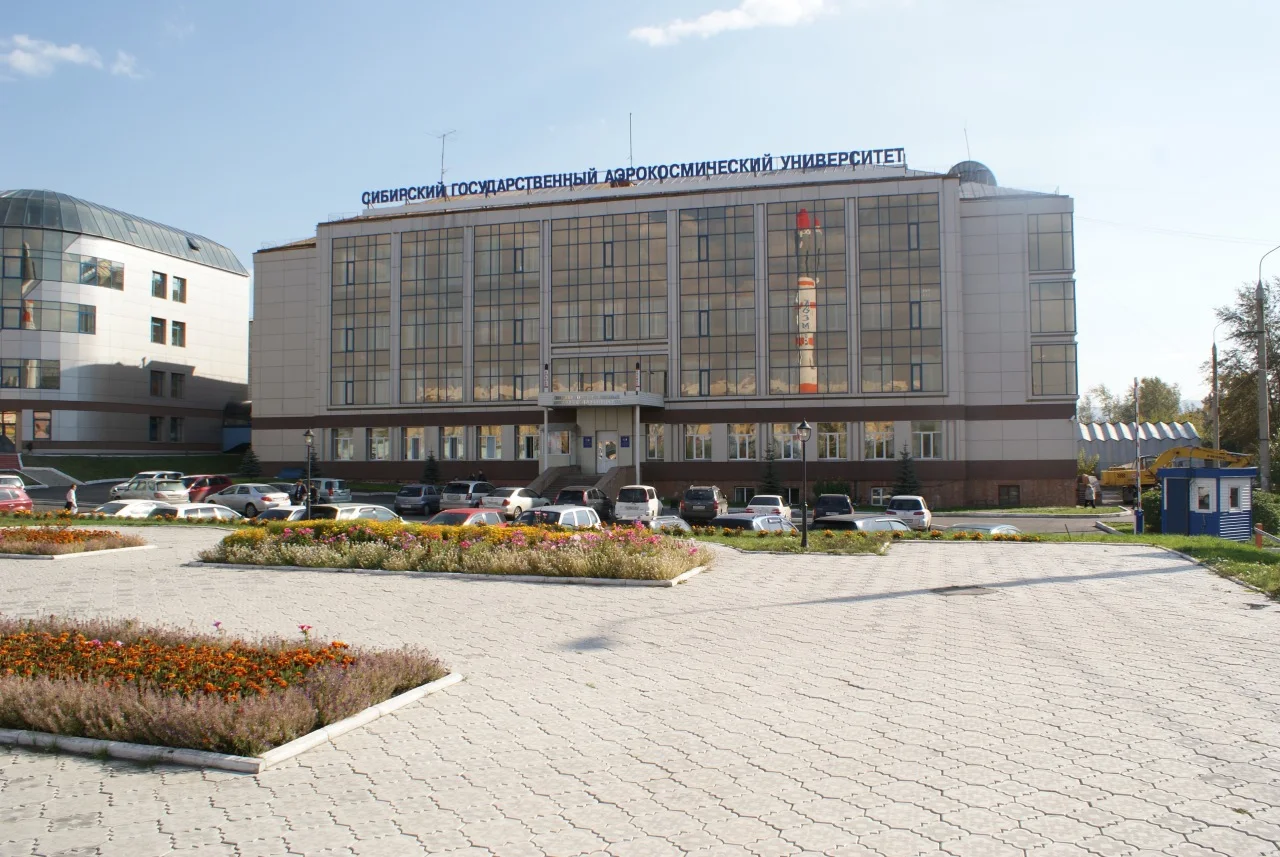 Фасад корпуса Университета Решетнёва и благоустроенная площадь перед ним